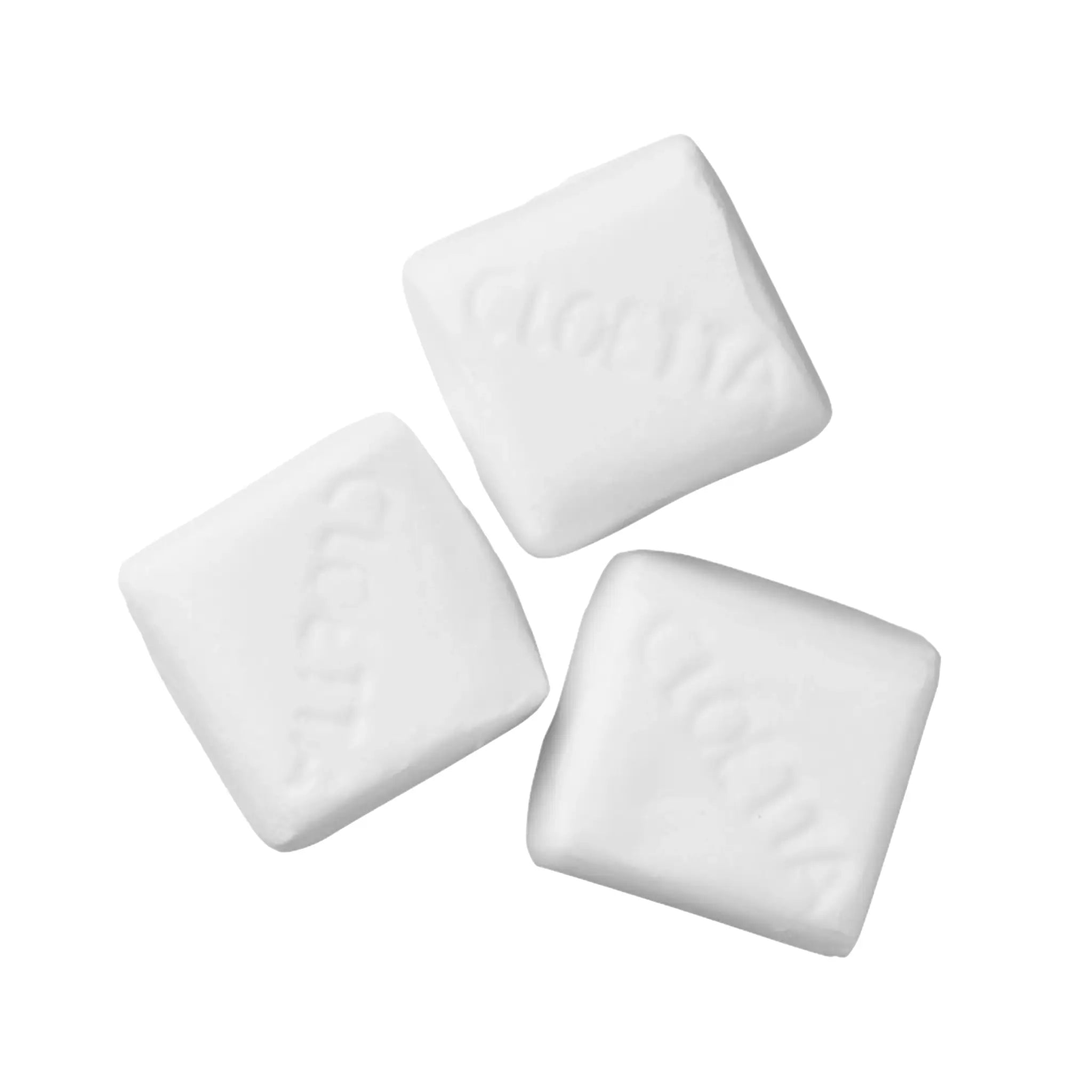 Three white marshallow cubes with the text "Cloetta" on them.