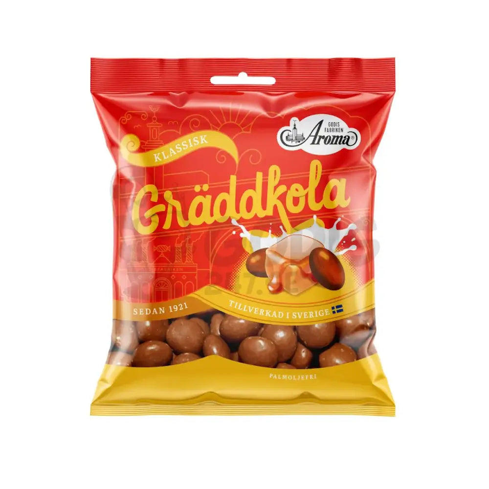 A mainly red and yellow back from "Aroma" with the word "Gräddkola" on it, showing some pieces of chocolate inside.